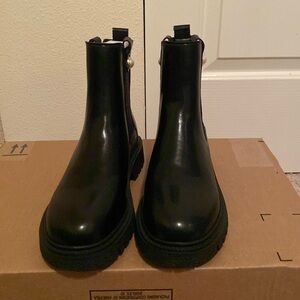 Brand new black color boot with size 7